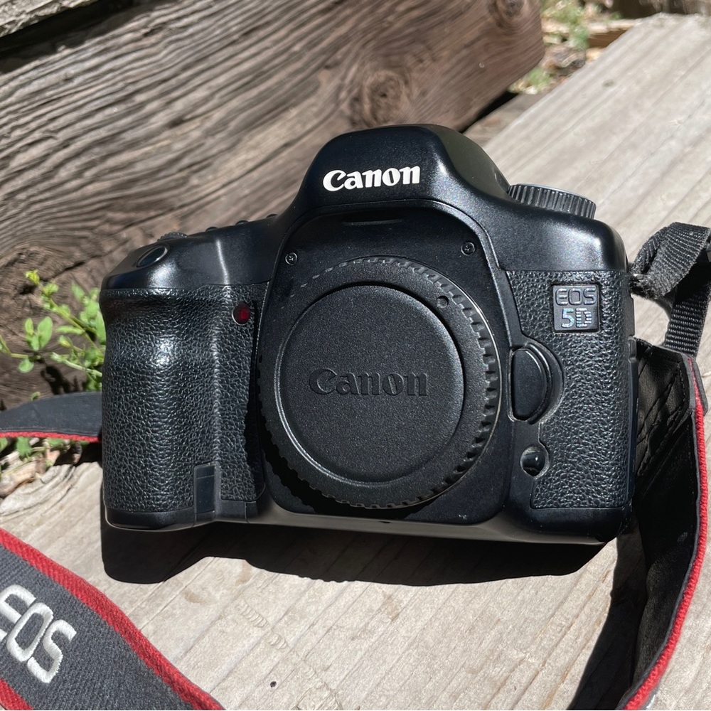 Canon EOS 5D 12.8 MP Model DS126091 (BODY & CHARGER ONLY, STRAP INCLUDED)
